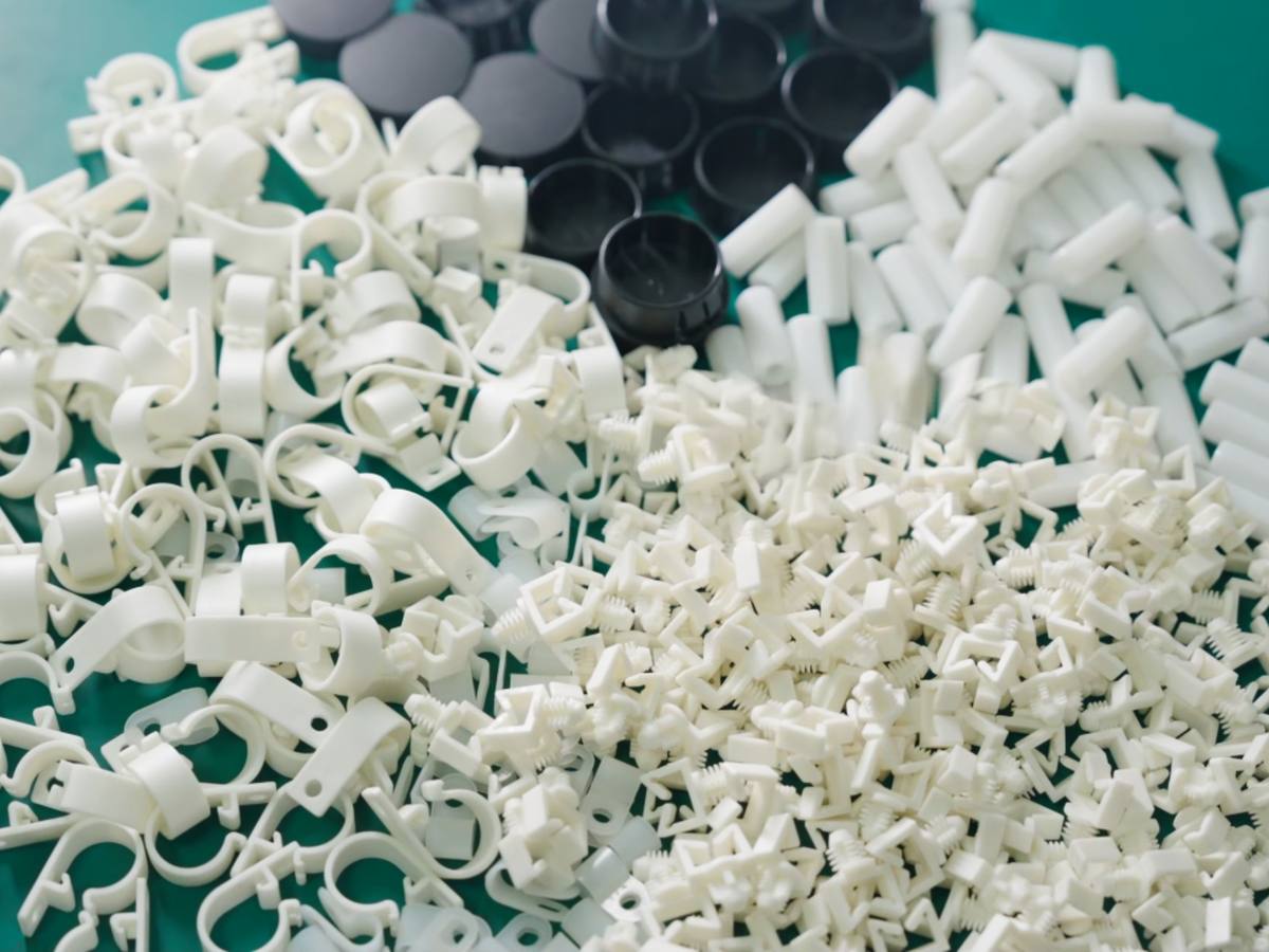 Plastic fastening parts